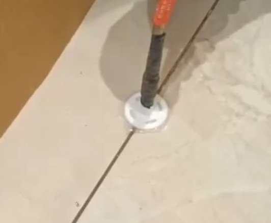 八宿瓷砖空鼓维修公司专业解答瓷砖在铺贴过程中，如果没有涂抹均匀到位的粘结材料（如水泥砂浆或瓷砖胶），可能会导致以下问题